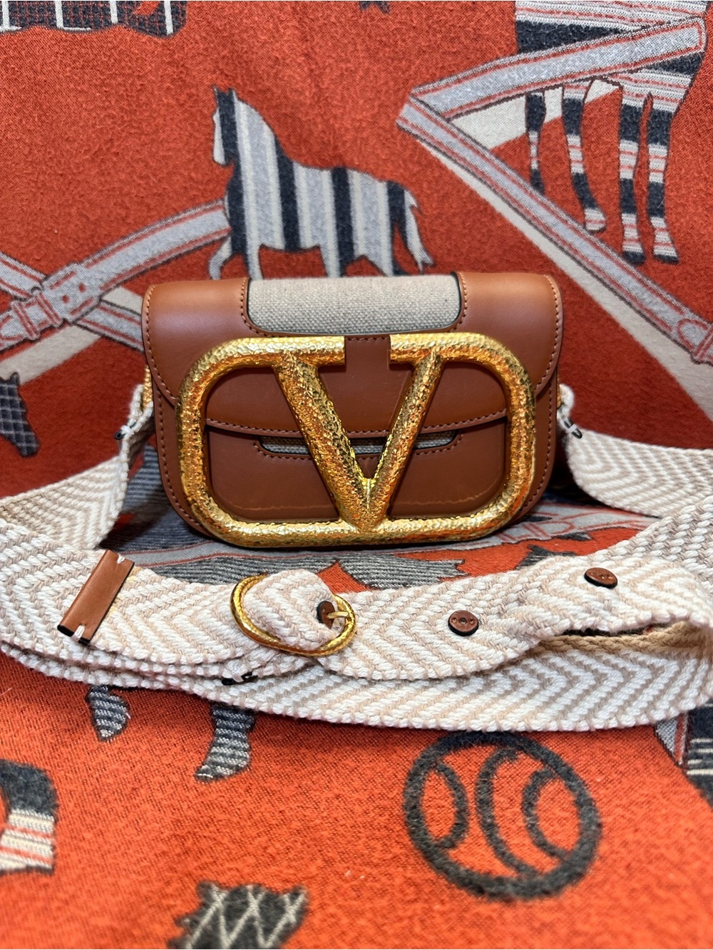 VALENTINO GARAVANI ❤️🌟 BROWN LEATHER CROSSBODY BAG WITH GOLD V LOGO ⭐️